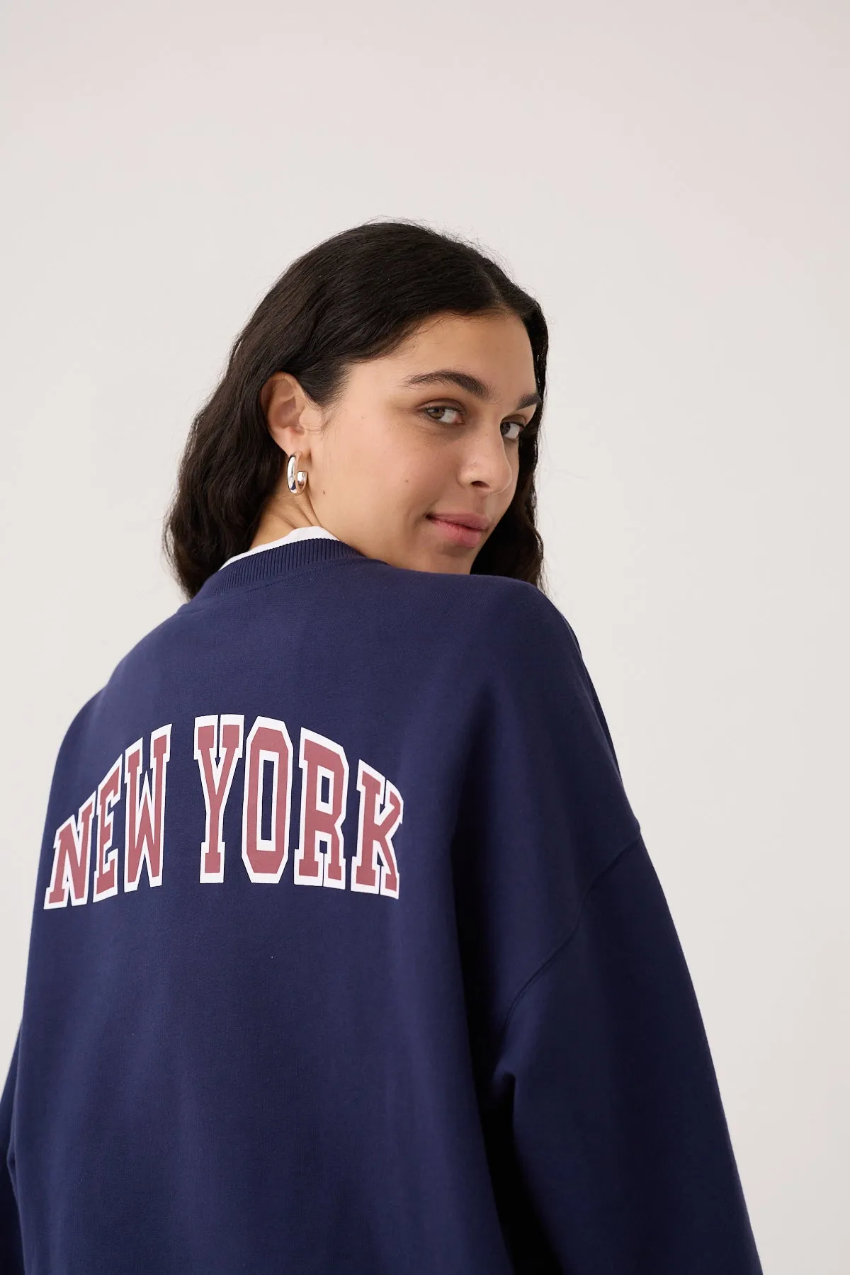 Felpa VOGUE Editions blu con logo ricamato rosso e stampa college New York-