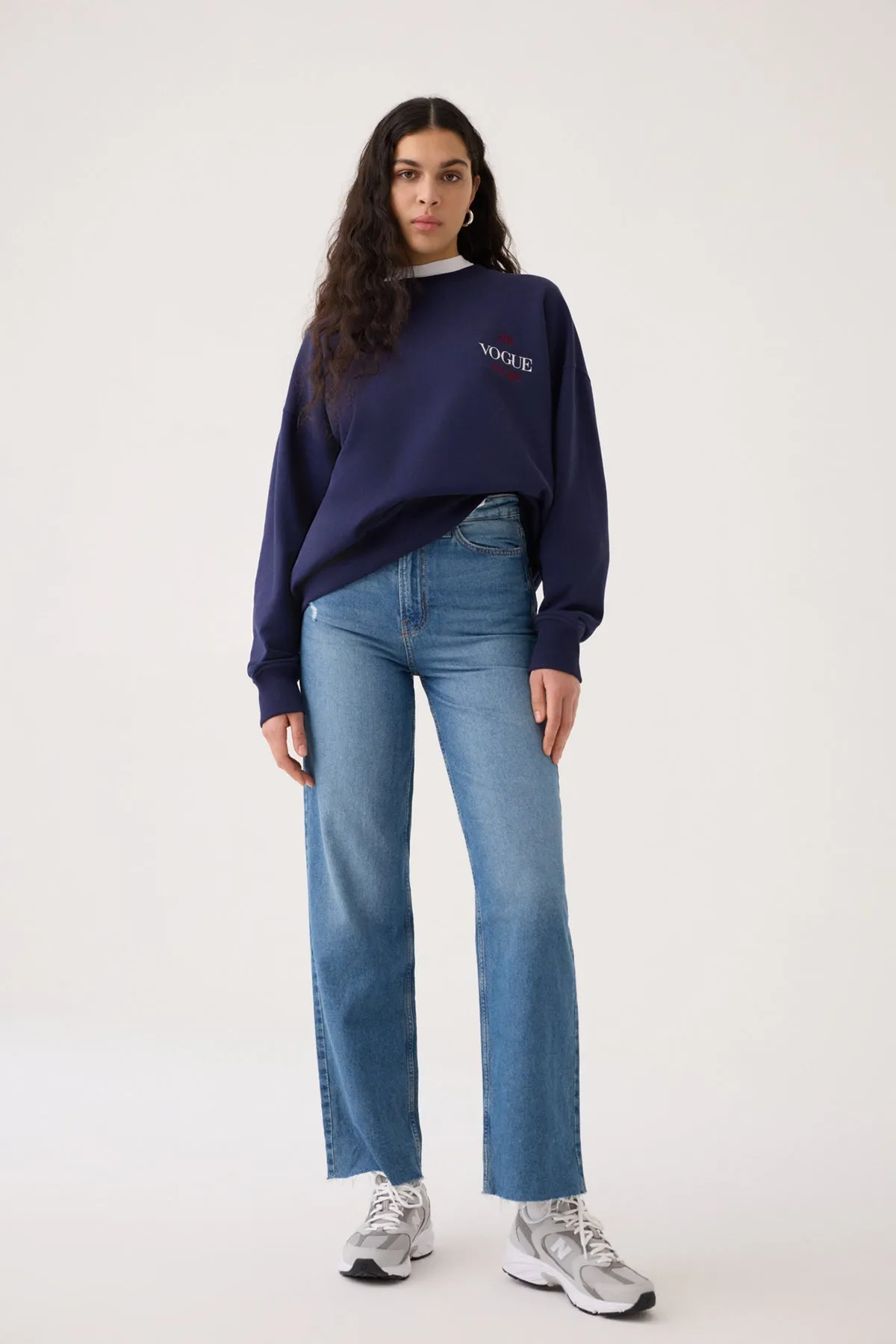 Felpa VOGUE Editions blu con logo ricamato rosso e stampa college New York-