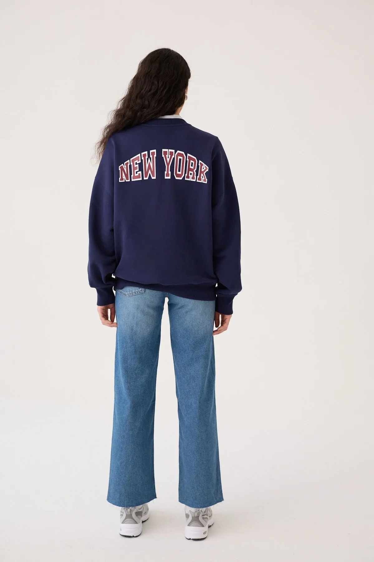 Felpa VOGUE Editions blu con logo ricamato rosso e stampa college New York-