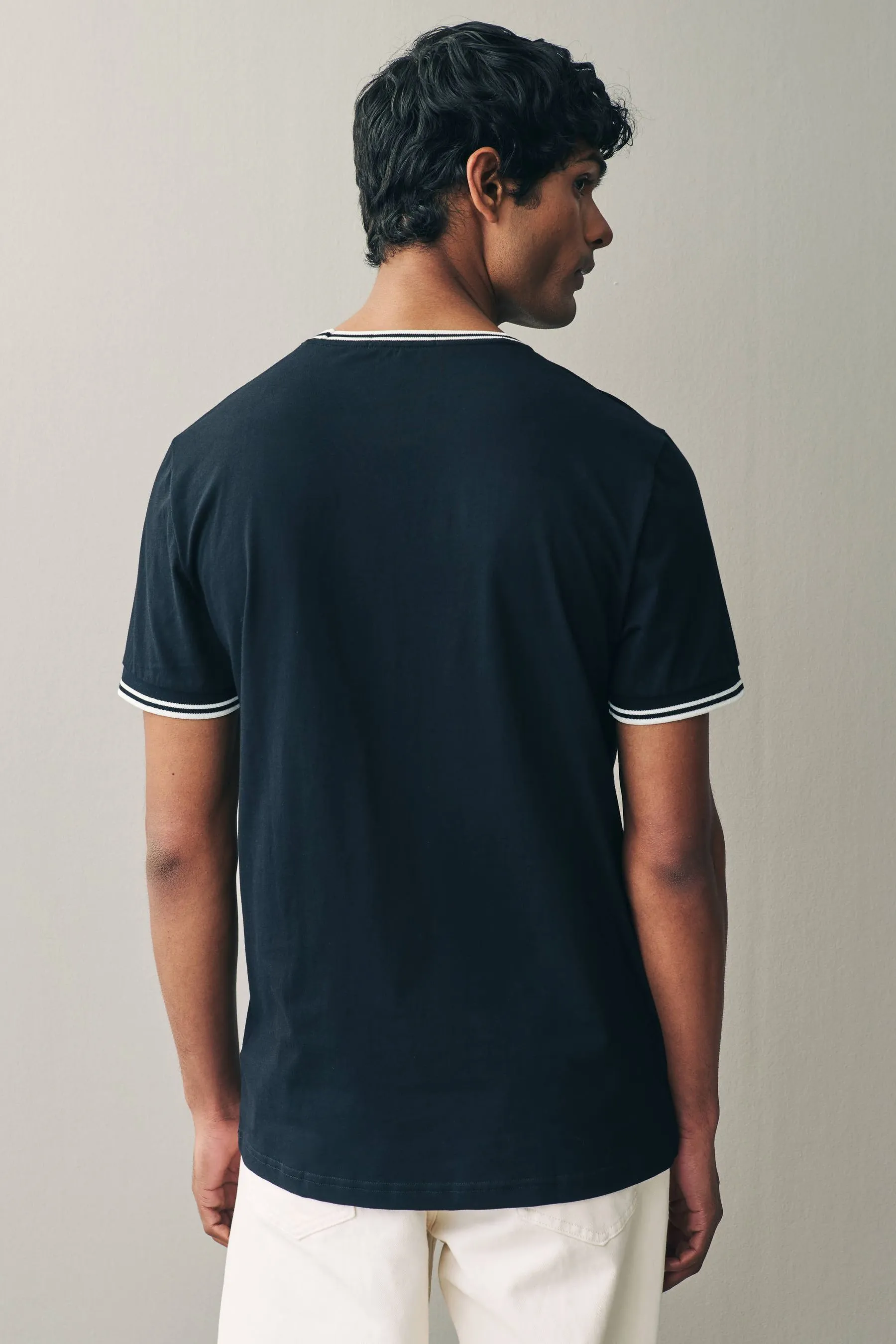 Fred Perry - T-shirt doppia con bordi a contrasto e logo    