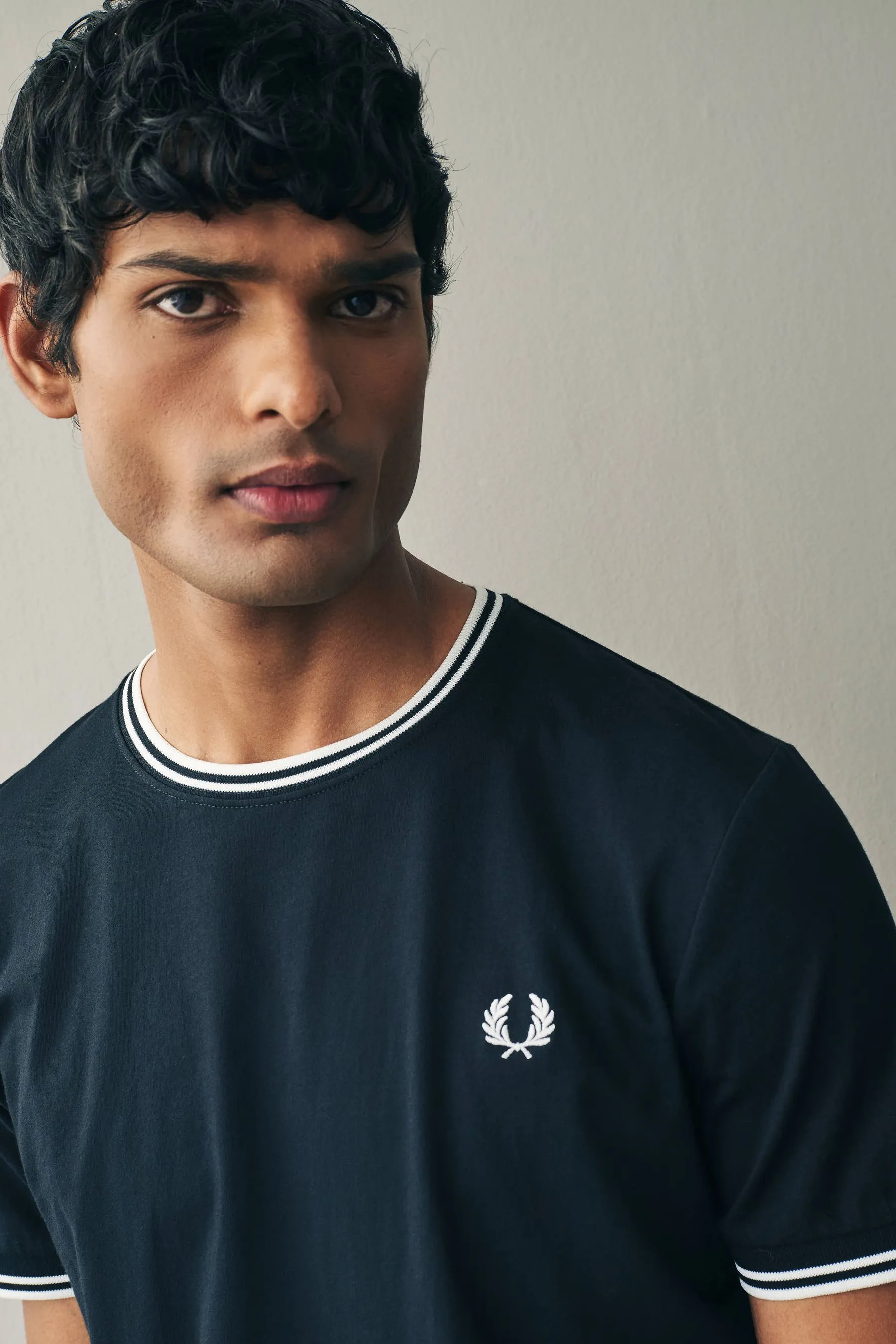Fred Perry - T-shirt doppia con bordi a contrasto e logo    