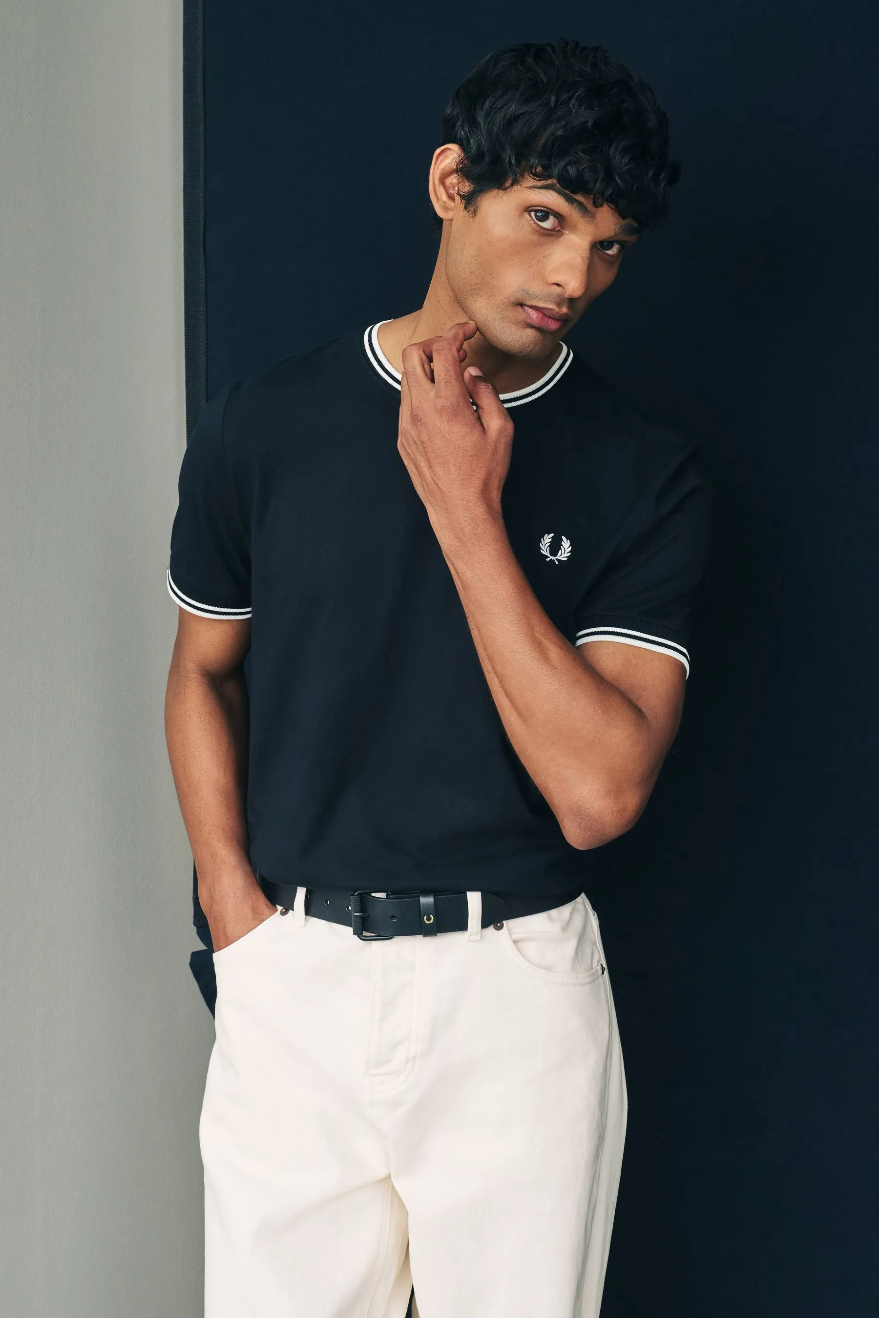 Fred Perry - T-shirt doppia con bordi a contrasto e logo    