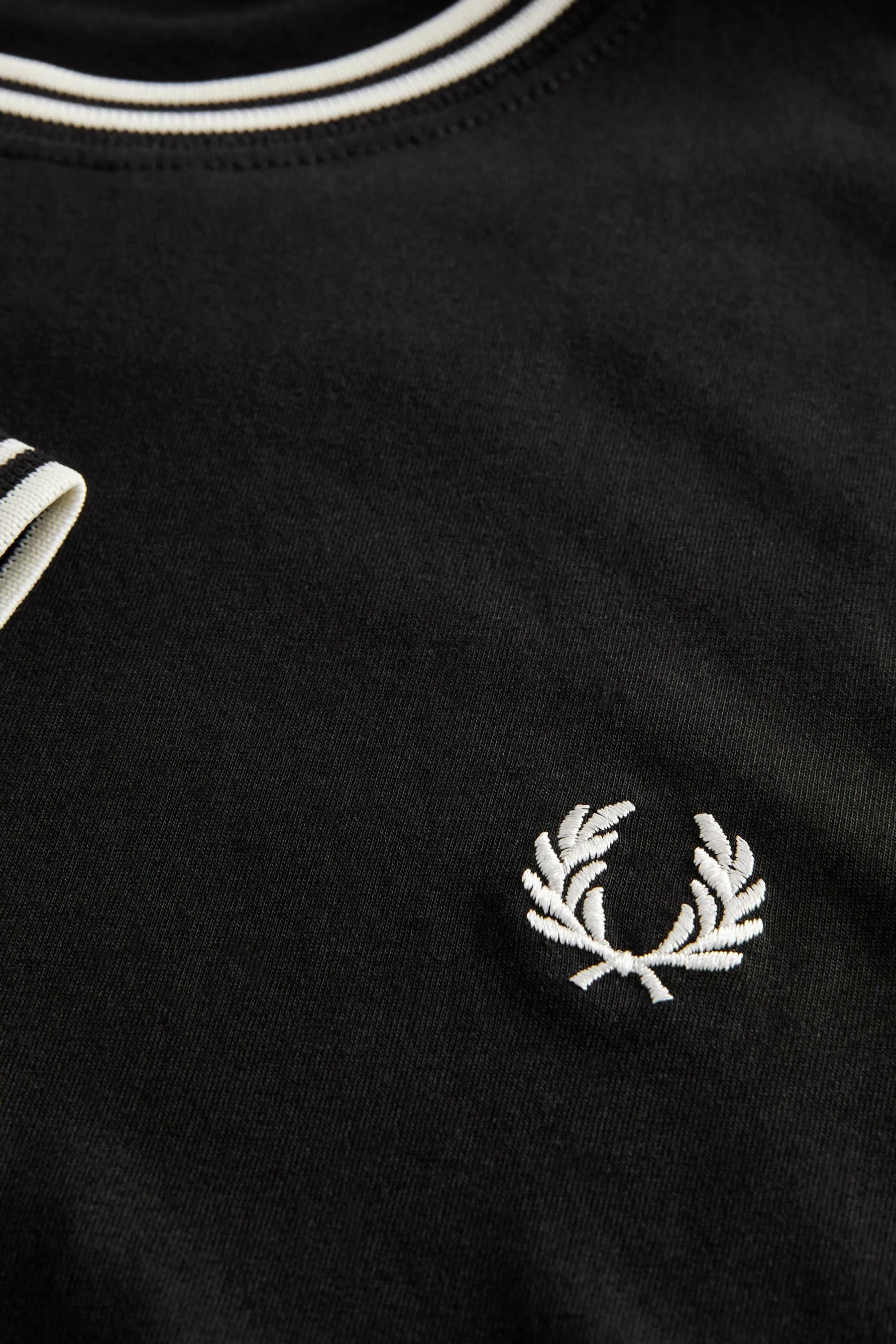 Fred Perry - T-shirt doppia con bordi a contrasto e logo    