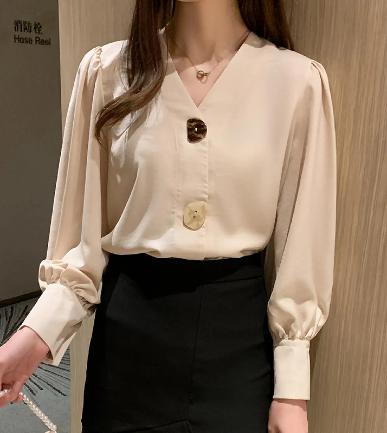 Office Lady Autumn Solid Camicette da donna Tutte abbinate Top con scollo a V Lanterna Abiti a maniche lunghe con bottoni Camici