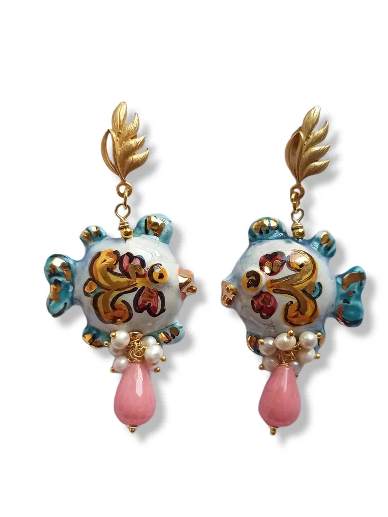 Orecchini Siciliani con Pesci in Ceramica di Caltagirone e Agata Rosa