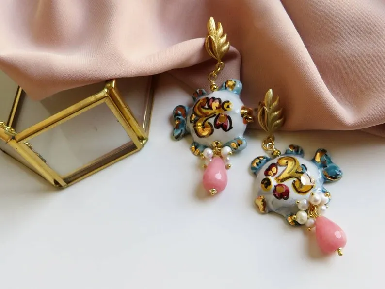 Orecchini Siciliani con Pesci in Ceramica di Caltagirone e Agata Rosa