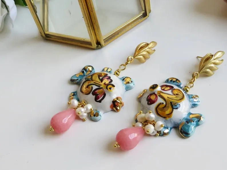 Orecchini Siciliani con Pesci in Ceramica di Caltagirone e Agata Rosa