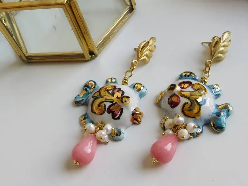 Orecchini Siciliani con Pesci in Ceramica di Caltagirone e Agata Rosa