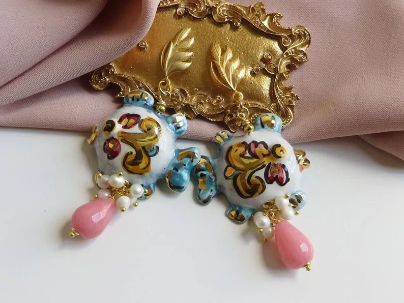 Orecchini Siciliani con Pesci in Ceramica di Caltagirone e Agata Rosa