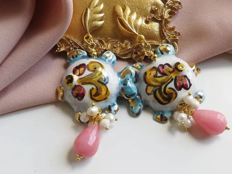 Orecchini Siciliani con Pesci in Ceramica di Caltagirone e Agata Rosa