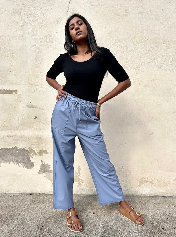 Pantalone in ecopelle modello jogger